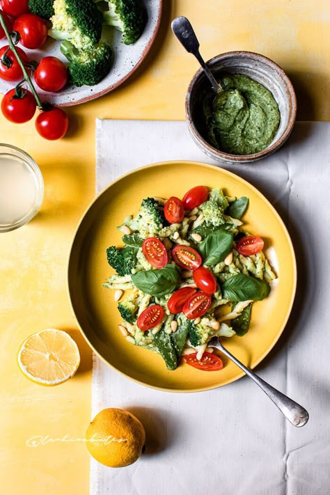 Salad Photoshoot, Spring Food Photography, Menu Photoshoot, Ibiza Food, Recipe Design, Healthy Food Photography, Yellow Backdrop, Food Flatlay, Pinterest Expert