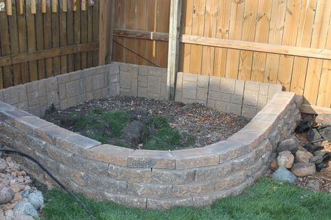 Easy Raised Garden Bed, Raised Bed Vegetable Garden, Dog Friendly Backyard, Dog Backyard, Raised Bed Gardening, Build A Garden, Turtle Homes, Tortoise Enclosure, Real Estate Forms