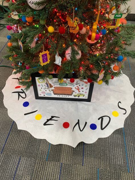 We created a Friends themed christmas tree for a local charity event. Friends Christmas Tree Theme, Friends Themed Christmas Tree, Friends Christmas Decorations, Friends Tv Christmas, Friends Tv Show Christmas Tree, Friends Themed Christmas Party, Friendsmas Ideas, Xmas Pyjamas, Themed Christmas Tree Ideas