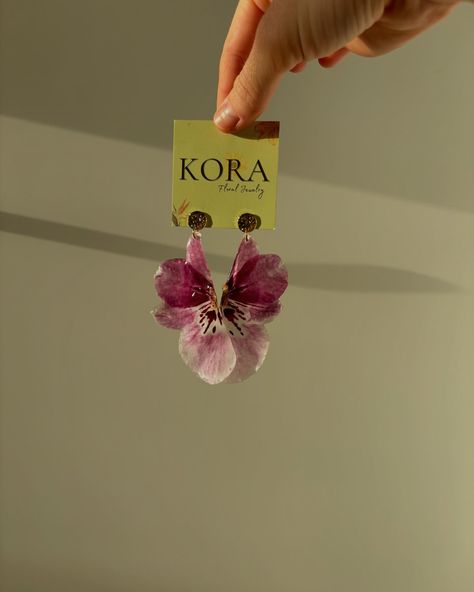 Transformons Miltonia Orchids into unique earrings. These flowers are so unique, they look like they were hand painted with purple colors… 💜🌸 Only two pairs of earrings, will be available tonight on the website✨ #koraatelierbcn #barcelonahandmade #joyasfloresreales #idearegalo #bijouxfleurs Resin Flower Earrings, Miltonia Orchid, Dried Flower Earrings, Flower Girl Outfits, Dope Jewelry Accessories, Orchid Earrings, Flower Resin Jewelry, Flowers Earrings, Flower Ear