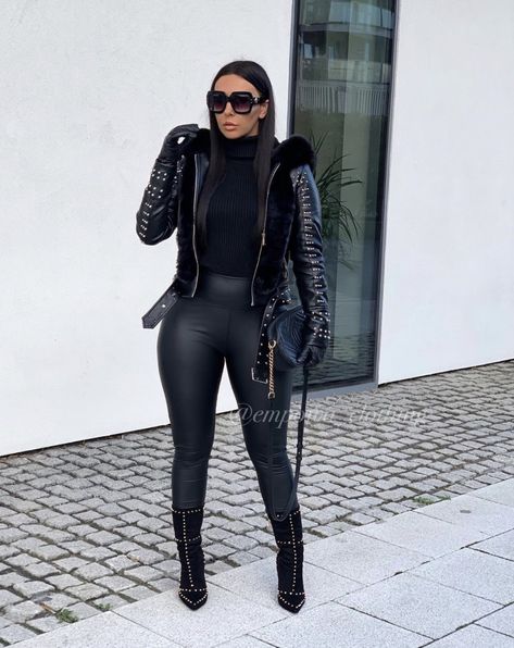 Look Short Jeans, Celebrities Outfits, 15 January, Chique Outfit, Fur Leather Jacket, Look Short, All Black Outfit, Looks Chic, Teenage Fashion Outfits