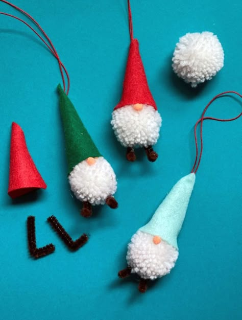 5 DIY Pom-Pom Christmas Ornaments • Homemade Christmas Craft for Kids Ornaments Cricut, Homemade Christmas Ornaments Diy, Homemade Christmas Crafts, Jul Diy, Ornaments Homemade, Kids Christmas Ornaments, Diy Pom Pom, Kids Ornaments, Christmas Ornaments Homemade