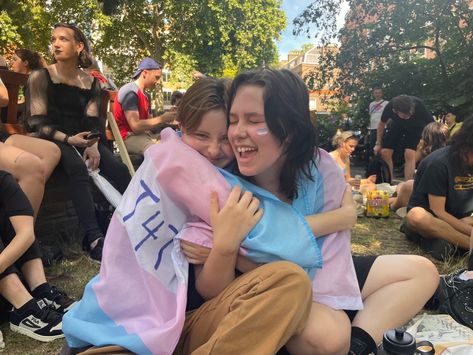 Pride Couple Pictures, Queer Romance Aesthetic, Trans Couple Photoshoot, Trans Joy Aesthetic, T4t Couple Art, Trans Vision Board, T4t Relationship, Queer Friends Aesthetic, T4t Aesthetic