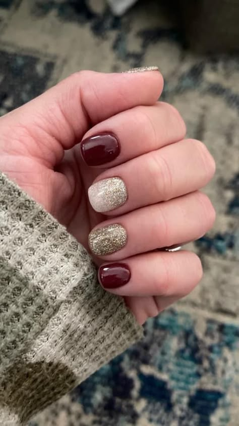 Short Nails Holiday Design, Classy Winter Dip Nails, December Nails Gel, Nov Nail Designs, December Nails Dip Powder, November Nails Dip, Dip Nail Colors Winter, Fall Powder Dip Nails, Dip Nail Ideas Winter