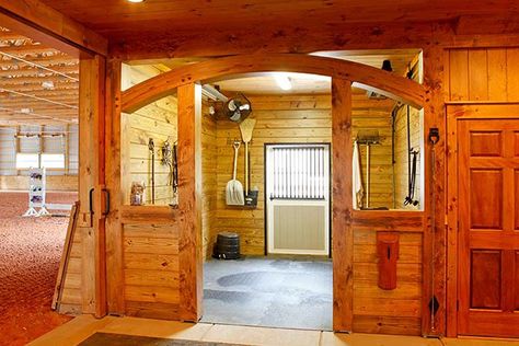 Horse Wash Stall, Stable Style, Dream Horse Barns, Dream Stables, Horse Barn Plans, Horse Washing, Horse Facility, Barn Interior, Barn Renovation