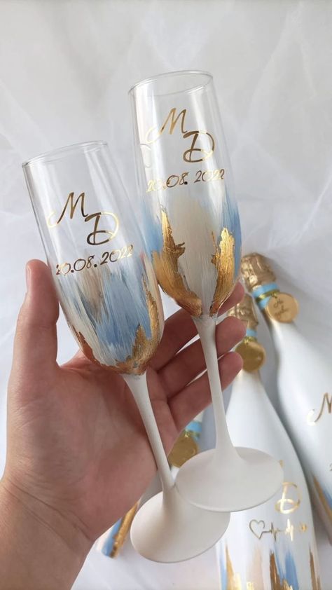 Glass decor ideas Wedding Glass Decoration Ideas, Wedding Glasses Diy, Bridal Glasses, Glass Decor Ideas, Wedding Theme Design, Diy Photography Props, Green Wedding Cake, Wedding Champagne Glasses, Wedding Cups