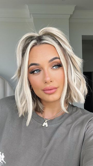 Short Blonde Choppy Hair, Short Hairstyle Women Round Face Blonde, Cute Blonde Bob Hairstyles, Shoulder Length White Blonde Hair, Shoulder Length Blonde Hair Styles, White Ombre Hair Short, Hairstyles For Bob Haircut Hair Ideas, Blonde Bob Haircuts For Women, Short Icy Blonde Hair With Dark Roots