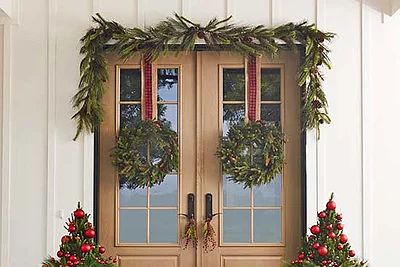 Winter Outdoor Decorations, Christmas Garden Decorations, Door Swag, Christmas Front Porch, Christmas Porch Decor, Home Decor Christmas, Christmas Garden, Christmas Swags, Pretty Christmas