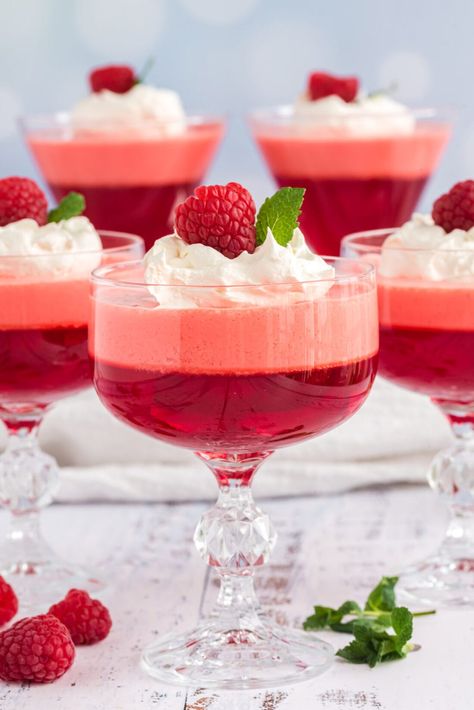 Indulge with these super simple and ultra tasty creamy jello parfaits made with just 3 ingredients. Great for holiday get-togethers, birthdays, or just because. Jello Dessert Cups, Creamy Jello, Jello Parfait, Raspberry Jello, Jello Mold Recipes, Jello Salads, Layered Jello, Jello Dessert Recipes, Dessert Cups Recipes