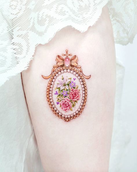 Royalcore Tattoo, Brooch Tattoo Design, Shabby Chic Tattoo, Heart Mirror Tattoo, Gold Frame Tattoo, Pearl Necklace Tattoo, Jewel Tattoos For Women, Rococo Tattoo, Antique Frame Tattoo