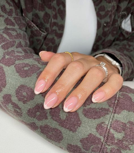 Neutral Nails With Accent, Nails For London, Short Almond French Tip, Almond French Tip, American Manicure, Nails 2023 Trends, Fall Nails 2023, Bieber Nails, Milky Nails