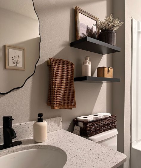 Apartment Bathroom Towel Rack Ideas, Apartment Bathroom Sink Decor Ideas, Apartment Bathroom Styling, Bathroom Decor Ideas Modern Trendy, Small Master Vanity, Bathroom Shelves Aesthetic, Vanity Decor Bathroom, Bathrooms Color Ideas, Potpourri Decoration Bathroom