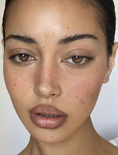 Moles On Face, Straight Eyebrows, Straight Brows, Freckles Makeup, Beauty Marks, Diy Beauty Treatments, Airbrush App, Beauty Mark, Edgy Makeup