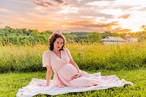 Sitting Maternity Poses Mom, Maternity Photography Sitting, Maternity Poses Sitting, Maternity Sitting Poses, Sitting Maternity Poses, Maternity Beach, Maternity Photography Poses Outdoors, Pregnancy Pics, Outdoor Maternity Photos