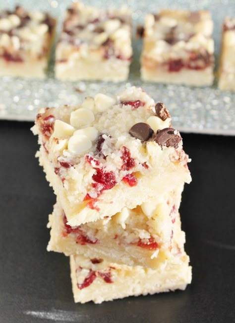 Cranberry White Chocolate Recipes, Magic Bars Christmas, White Chocolate Squares, No Bake White Chocolate Cranberry Cookies, Cranberry Magic Bars, Cranberry White Chocolate Bars, Christmas Squares And Bars Holidays, Christmas Squares And Bars, Chocolate Magic Bars