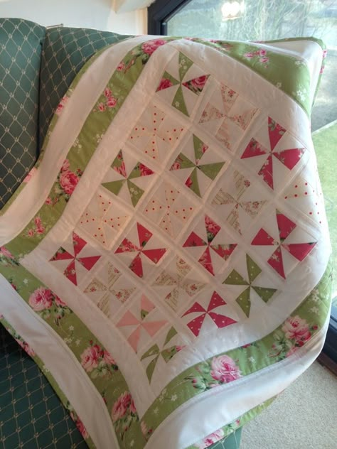 Small Pinwheel Quilt Pinwheel Quilts, Pinwheel Quilt Pattern, Quilts For Babies, Girl Quilts, Baby Quilt Ideas, Half Square Triangle Quilts, Kids Quilts, Childrens Quilts, Pinwheel Quilt