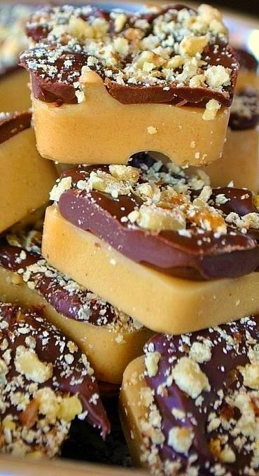 Toffee Bites, Almond Toffee, Toffee Recipe, Shugary Sweets, English Toffee, Dessert Aux Fruits, Candy Recipes Homemade, Christmas Candy Recipes, Think Food