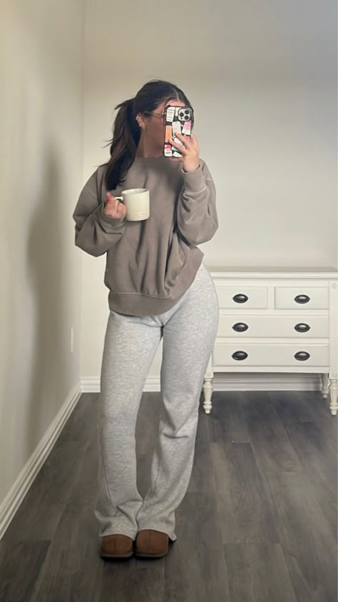 Outfit Ideas Loungewear, New Mom Outfits Mommy Style, Cute Comfy Work Outfits, Comfy Movie Theater Outfits, Winter Lounge Outfit, Mom Outfits Comfy, Comfy Lounge Outfits, Lazy Cute Outfits, Comfy Work Outfits