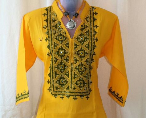 Kutch work kurta https://samachaarsocial.blogspot.com/2019/01/blog-post_25.html?m=1 Ribbon Work Embroidery Kurti, High Low Kurti, Knitting Blouse, Neck Patterns, Hand Dress, Kutch Work Designs, Kurta Patterns, Salwar Pattern, Kutch Work