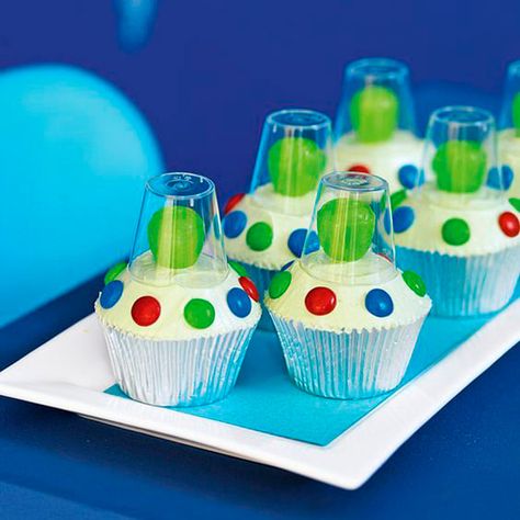 Space Party Food, Alien Cupcakes, Alien Birthday Party, Alien Party, Astronaut Party, Space Food, Space Theme Party, Astronaut Birthday, Outer Space Party