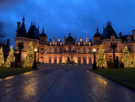 New Castle England, Warm Christmas Aesthetic, Christmas Mansion, Funky Houses, Mansion Christmas, Aesthetic Mansion, England Christmas, Castle England, Christmas In England