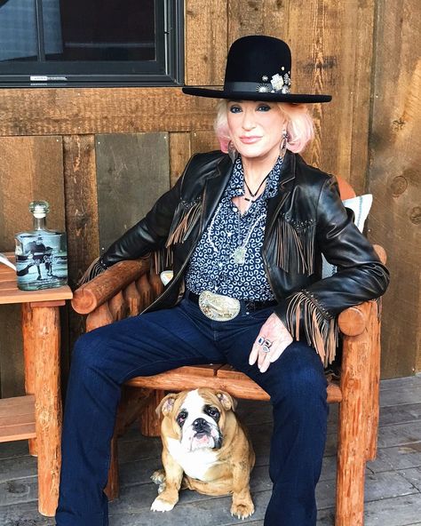 Compliments For Her, Famous Country Singers, Tanya Tucker, Western Photoshoot, Celebrities Who Died, Country Music Concerts, 10 October, 60s 70s Fashion, Merle Haggard