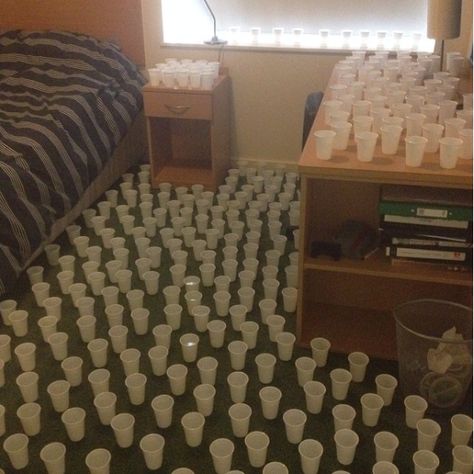 Kid prank #2: Do this to a kid who always wakes up on Christmas morning desperate to sprint to the tree. Camp Pranks, Best Pranks Ever, Funny April Fools Pranks, Christmas Pranks, Camping Jokes, Pranks To Pull, Pranks For Kids, April Fools Pranks, Prank Gifts