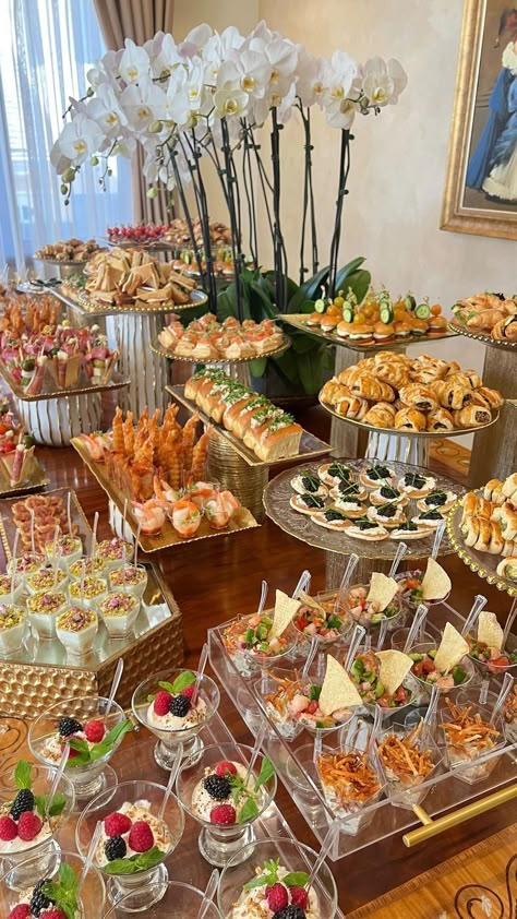 Catering Food Displays, Party Food Buffet, Food Buffet, Catering Ideas Food, Charcuterie Inspiration, Wedding Buffet, Party Food Platters, Food Displays, Catering Food