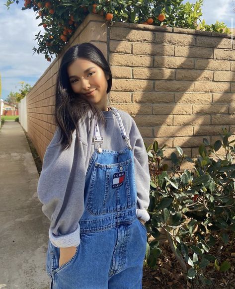 Sweatshirt Under Overalls, Overalls Outfit With Hoodie, Overalls And Sweatshirt, Dungaree Winter Outfit, Overall Hoodie Outfit, Overalls With Sweatshirt, Long Sleeve With Overalls, Hoodie Overalls Outfit, Overalls With Hoodie Outfit