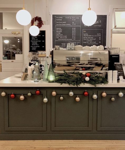 Christmas Caffe Decorations, Cafe Holiday Decor, Restaurant Xmas Decorations, Christmas Business Decor, Christmas Business Decorations, Bar Christmas Decorations Ideas, Bakery Shop Christmas Decor, Resturant Ideas For Christmas, Christmas Decorations Bar Restaurant