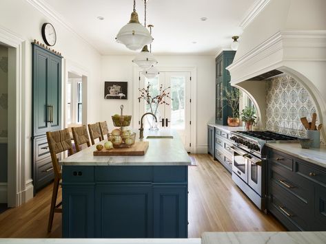 Pleasant Street British Kitchen Design, New England Kitchen, British Kitchen, Kitchen Renovation Design, House Beautiful Magazine, Classic White Kitchen, Award Winning Kitchen, Historic New England, Green Cabinets