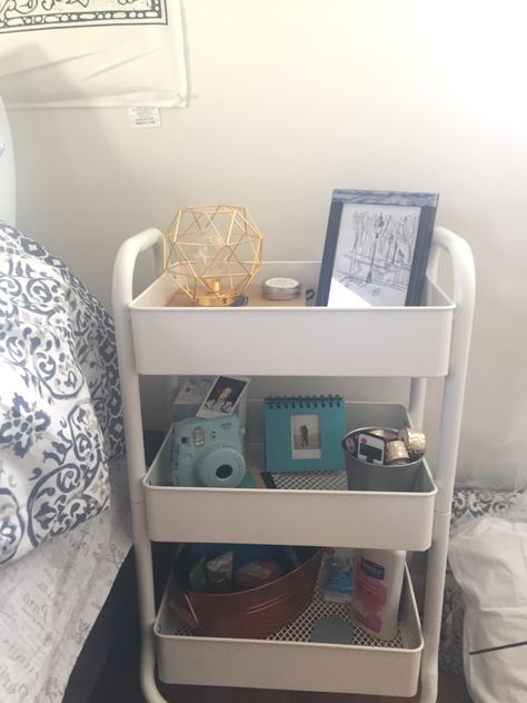 Great idea for storage Cart Nightstand, Small Wardrobe Storage Ideas, Dorm Nightstand, Storage Closet Ideas, Cute Dorm Ideas, Dorm Room Organization Diy, House Apartment Ideas, Nightstand Ideas, Cute Dorm