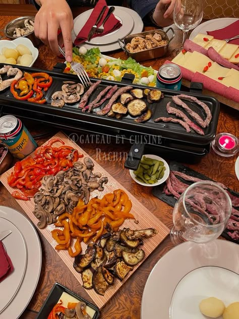 Comment faire une raclette maison? | Gâteau et cuisine Rachida Raclette Table Setting, Raclette Ideas Dinner Parties, Christmas Raclette, Raclette Party Decoration, Raclette Aesthetic, Table Raclette, Raclette Night, Raclette Recipes Dinners, Raclette Ideas