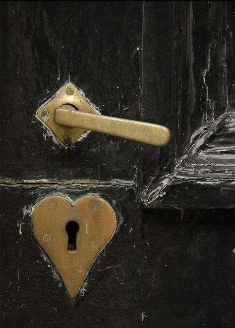 Keyhole Aesthetic, Door Knobs And Knockers, Brain Art, Doors And Hardware, House Inside, Airbrush Art, Coffee Staining, Key To My Heart, Art Journal Inspiration