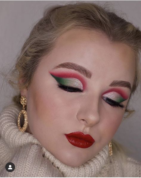 Instagram: @beautylizs #christmas #makeup #christmasmakeup #festive #redlipstick #redlips #eyeshadow #eyemakeup #eyemakeupideas #inspo Red And Green Makeup Christmas, Peppermint Makeup Look, Festive Christmas Makeup, Red And Green Makeup, Mexican Makeup, Christmas Eye Makeup, Red Green Christmas, Christmas Look, Green Makeup