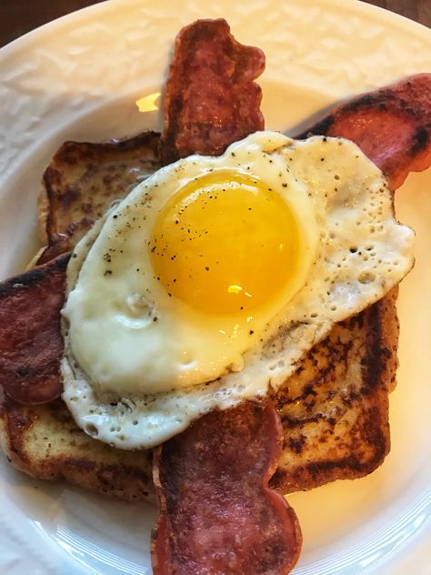 French Toast Topped With Bacon and A Fried Egg Bacon Eggs And Toast, Eggs Bacon Toast, Fried Egg Breakfast, French Eggs, Toast Bacon, Breakfast Pictures, Not Going Out, French Ideas, Eggs Breakfast