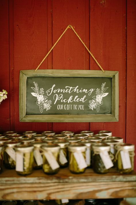 DIY Pickle Jar Wedding Favors Rustic Party Favors, Jam Wedding Favors, Memorable Wedding Favors, Mason Jar Wedding Favors, Country Wedding Favors, Wedding Favour Jars, Cookie Wedding Favors, Wedding Favor Labels, Chocolate Wedding Favors