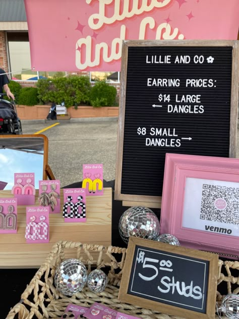 Vendor Market Sign Ideas, Earring Market Booth, Flea Market Vendor Booth Ideas, Outdoor Market Display, Consignment Shop Ideas Booth Displays, Pop Up Market Set Up, Freshie Vendor Booth Display Ideas, Esthetician Vendor Booth Ideas, Pop Up Market Display Ideas Jewelry