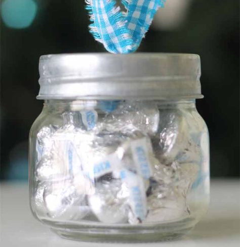 51 Mason Jar Christmas Gifts and Craft Ideas Jelly Jar Crafts Christmas, Small Mason Jar Christmas Gifts, Small Mason Jar Crafts, Small Mason Jar Gifts, Candy Mason Jar Ideas, Small Jar Crafts Diy, 4 Oz Mason Jar Ideas, Small Mason Jar Ideas, Little Jars Ideas