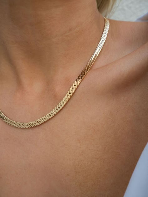 Simple Gold Neckles Chain, Gold Chains For Women Design, Chain Designs Gold Women, Gold Chain Necklace Outfit, Gold Chain Designs For Women, Chain Designs Gold, Palladium Jewelry, Gold Chain Necklace Womens, Gold Chain For Women