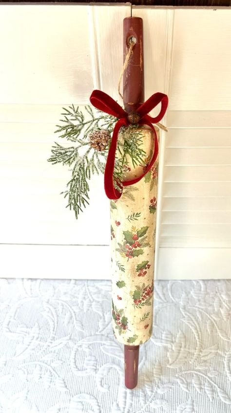 DIY Vintage Christmas Rolling Pin - Decoupage Rolling Pins, Rolling Pins Decor, Rolling Pin Display Ideas, Vintage Crafts Diy, Christmas Rolling Pins, Rolling Pin Display, Farmhouse Rolling Pins, Diy Vintage Christmas, Rolling Pin Crafts