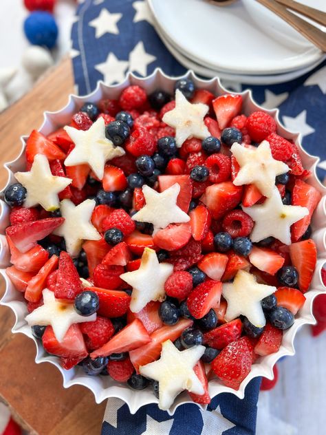 red white and blue fruit salad Forth Of July Fruit Tray, Red White And Blue Fruit Platter, Fourth Of July Party Food Ideas, Forth Of July Fruit Platter, Fourth If July Food, Red White And Blue Finger Foods, Best Fourth Of July Food, Fruit Salad For Party Summer, Healthy Patriotic Food