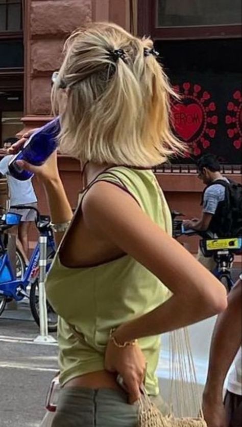 Chopped Blonde Bob, Clipped Back Short Hair, Reece Witherspoon Haircuts, Short Hair Fun Hair Styles, Beach Bob Hair, Super Hot Weather Outfit Summer, Short Bob Hairstyles Aesthetic, Bob Hairstyle 2023, Bob With Clips