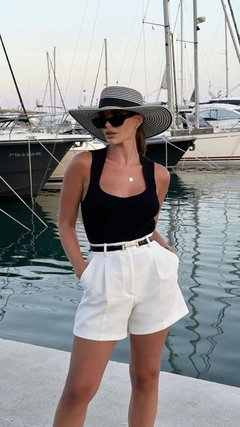 White Shorts Outfit, Italian Summer Outfits, Classy Summer Outfits, European Summer Outfits, Perfect Summer Outfit, Sophisticated Outfits, Style Casual Chic, How To Look Rich, Europe Outfits