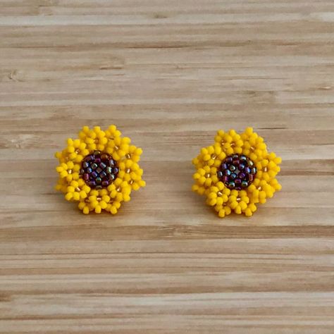 Sunflower Beaded Earrings Pattern, Epoxy Stud Earrings Diy, Beaded Sunflower Earrings Pattern, Diy Beaded Stud Earrings, Seed Bead Earrings Studs, Beading Flower Patterns, Seed Bead Bee Earrings, Beaded Bead Pattern, Sunflower Bead Pattern