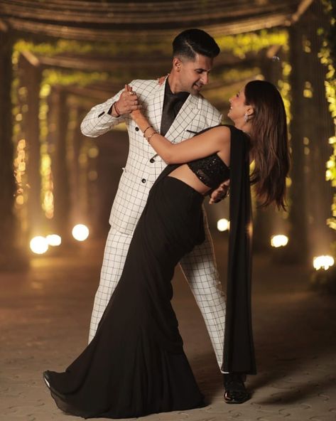 Black Saree Couple Photoshoot, Saree Poses With Boyfriend, Pre Wedding Pose, Ravi Dubey, Black And White Saree, Sargun Mehta, Reception Outfits, Wedding Caricature