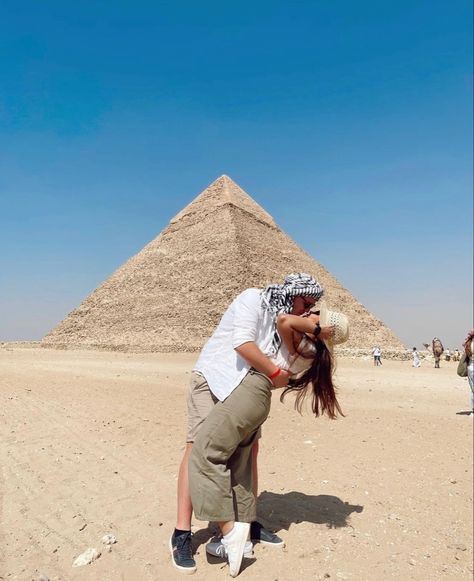 Egypt Engagement Photos, Egypt Pictures, Piramides Photo Ideas, Honeymoon Egypt, Egypt Couple, Egypt Couple Photography, Pyramids Of Giza Photo Ideas, Photos In Egypt, Pyramids Egypt Photo Ideas