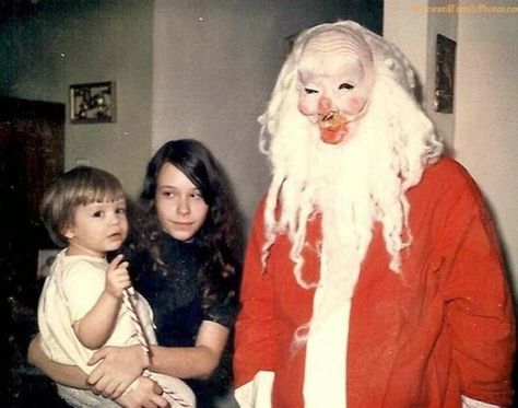 These 30 Creepy Vintage Santa Claus Photos That Will Give You Nightmares Awkward Family Christmas, Vintage Bizarre, Santa Claus Photos, Images Terrifiantes, Indian Funny, Awkward Photos, Creepy Vintage, Creepy Photos, Bad Santa