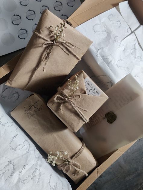 Gifts Wrapped In Brown Paper, Gift Wrapping Ideas Kraft Paper, Journal Wrapping Ideas, Book Wrapped In Brown Paper, Brown Wrapped Gifts, Brown Present Wrapping, Brown Paper Packaging Ideas, Gift Wrapping Brown Paper, Gift Wrapping With Brown Paper