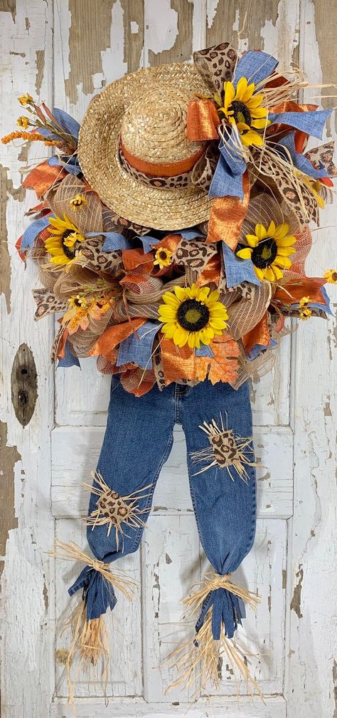 Scarecrow Wreath Diy, Serape Decor, Thanksgiving Scarecrow, Scarecrow Ideas, Make A Scarecrow, Fall Yard Decor, Diy Scarecrow, Fall Yard, Ball Wreath